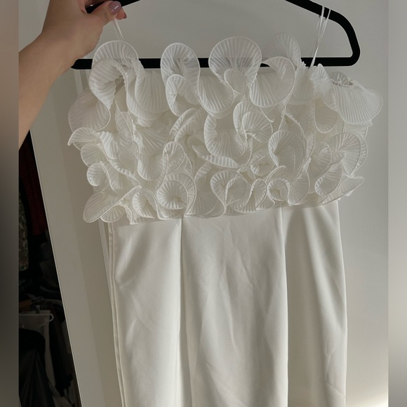 White dress with ruffles - Picture 3 of 5